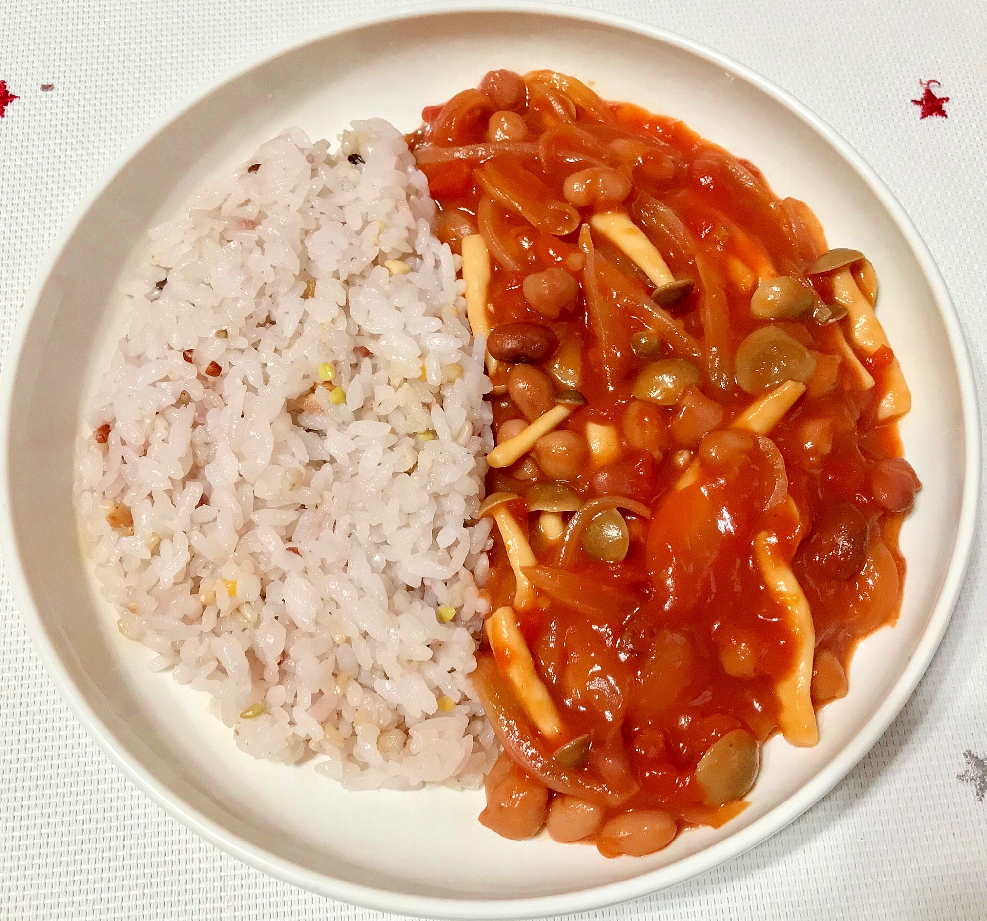 白い皿に入った雑穀米とビーガンハヤシライス