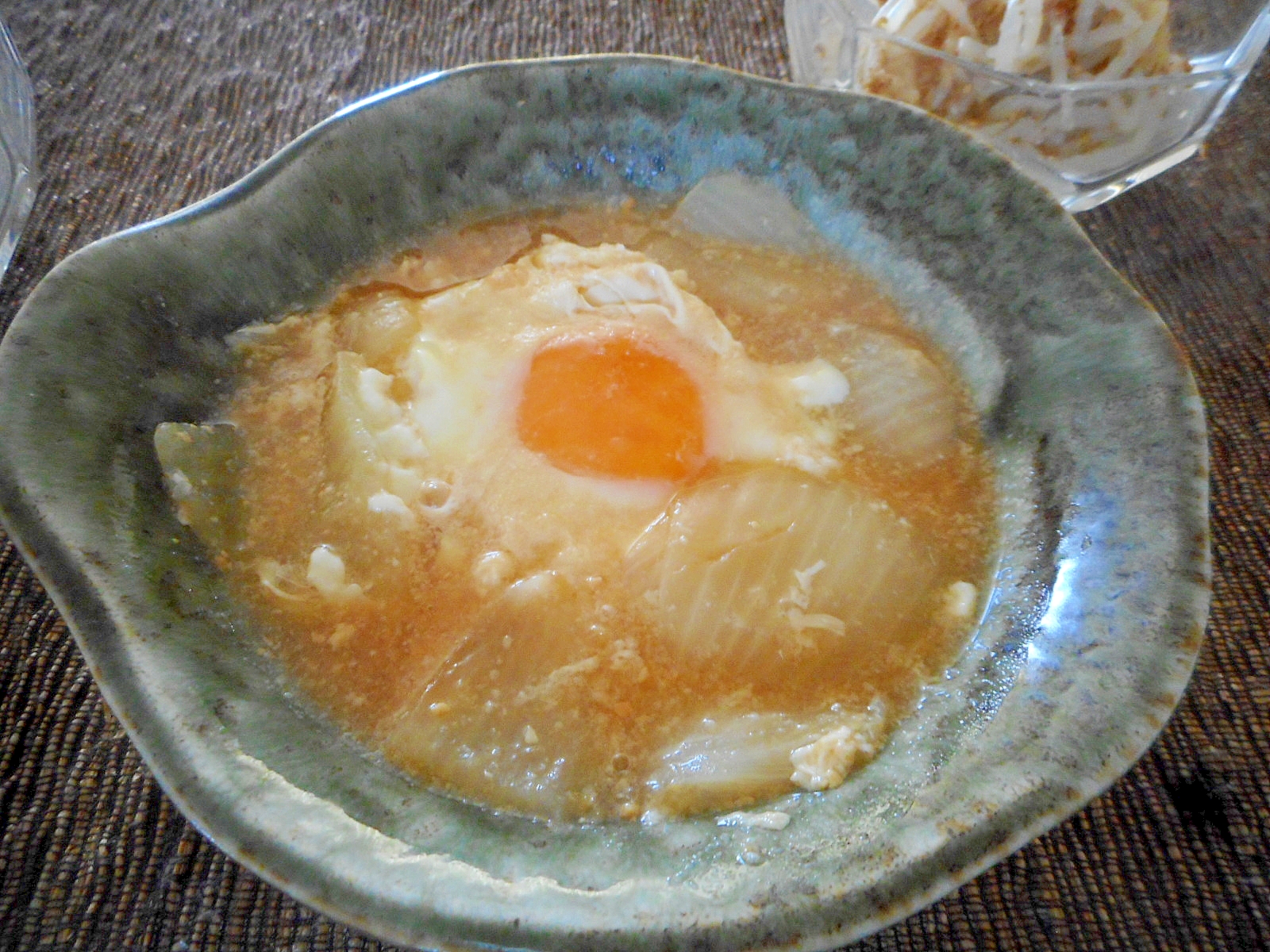 玉ねぎと落とし卵の味噌煮