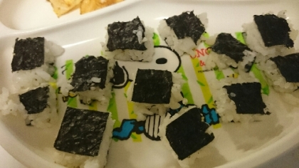 子供版おにぎらずですね。
1つずつちまちまラップで丸めるのが本当にめんどくさくて。早くしろと泣かれるし。
本当に助かります！ありがとうございました！