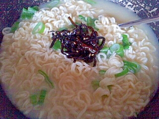 ネギの青い部分とゴマ昆布のとんこつラーメン