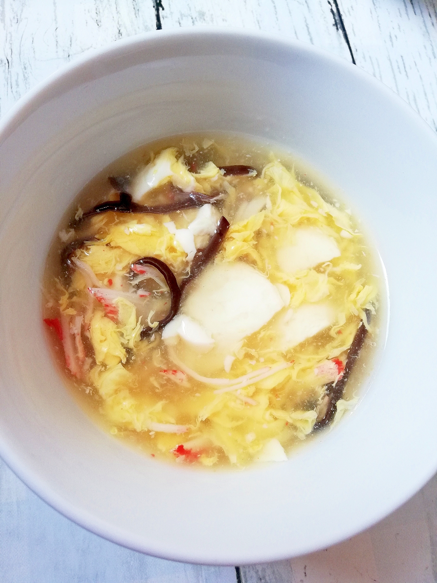 キクラゲと絹ごし豆腐とカニカマの中華スープ