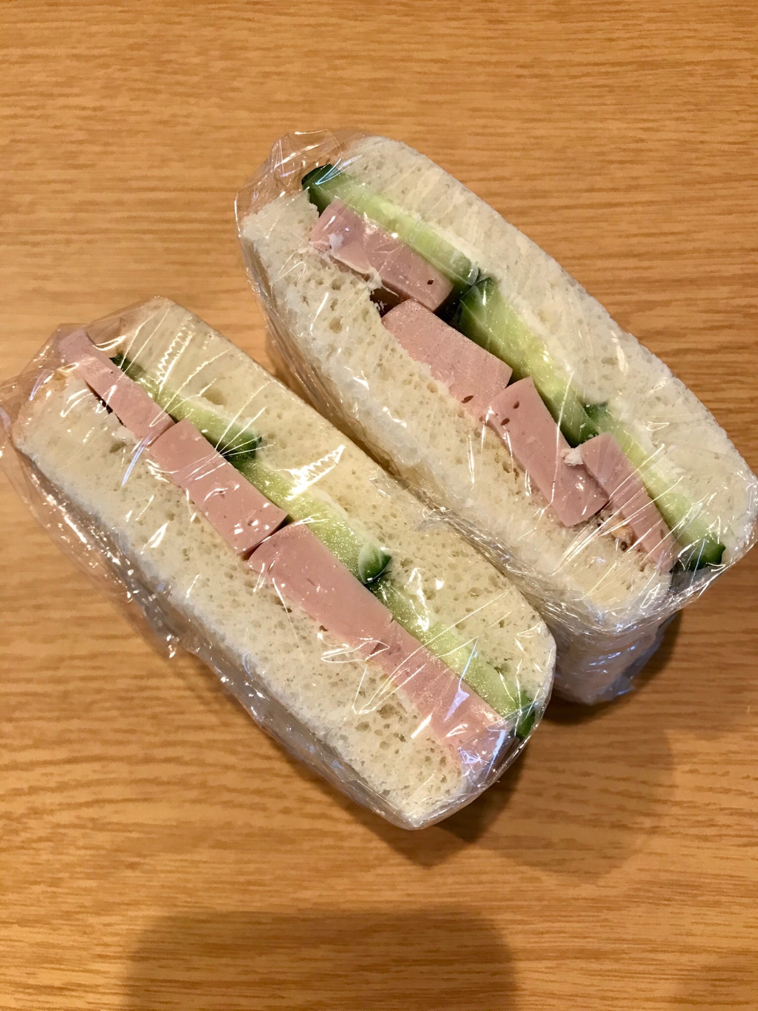 魚肉ソーセージときゅうりのサンドイッチ