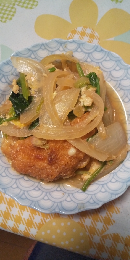 コロッケと玉ねぎの卵とじ丼