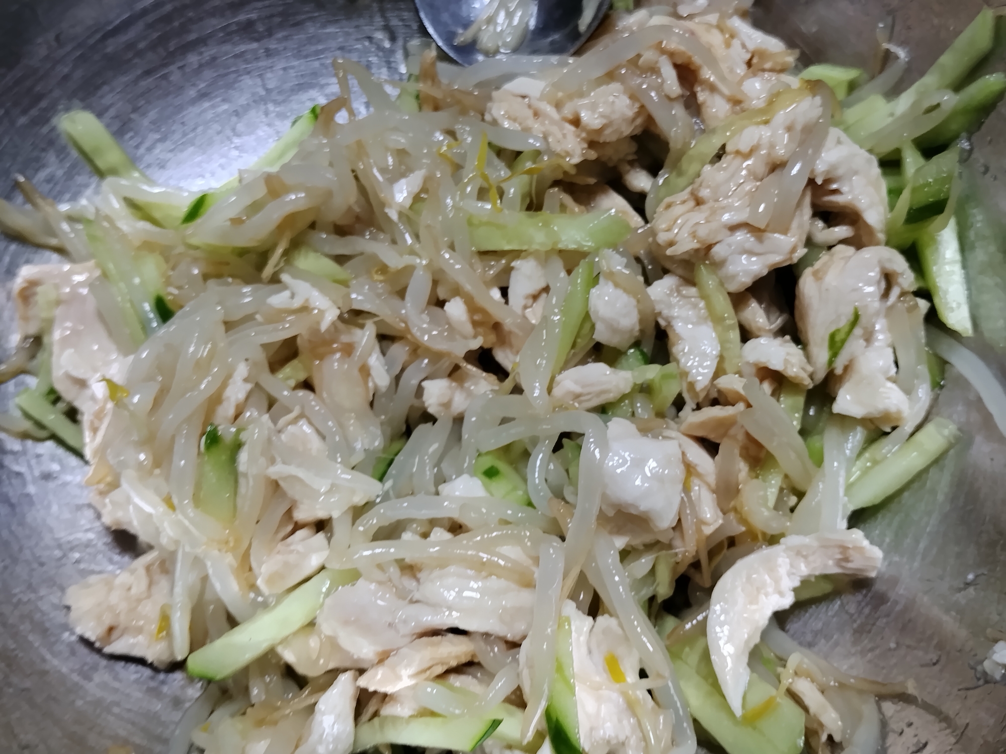ヘルシーでタンパク質豊富シャキシャキサラダ