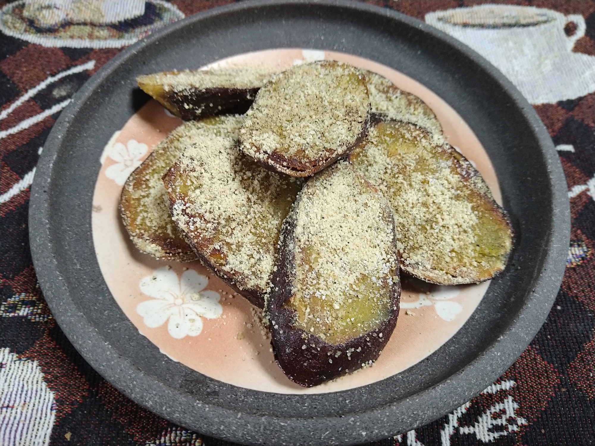 塩をパラリと〜揚げ焼き芋のきな粉がけ