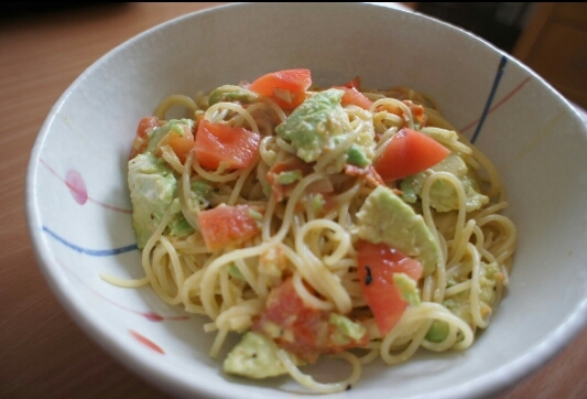 アボカドトマトチーズパスタ