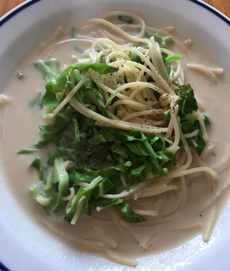 キャベツとエノキのめんつゆ豆乳スープパスタ