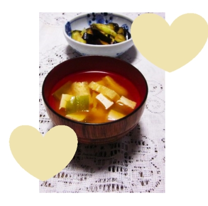 大根、油揚げ、わかめ、とうふ、のお味噌汁