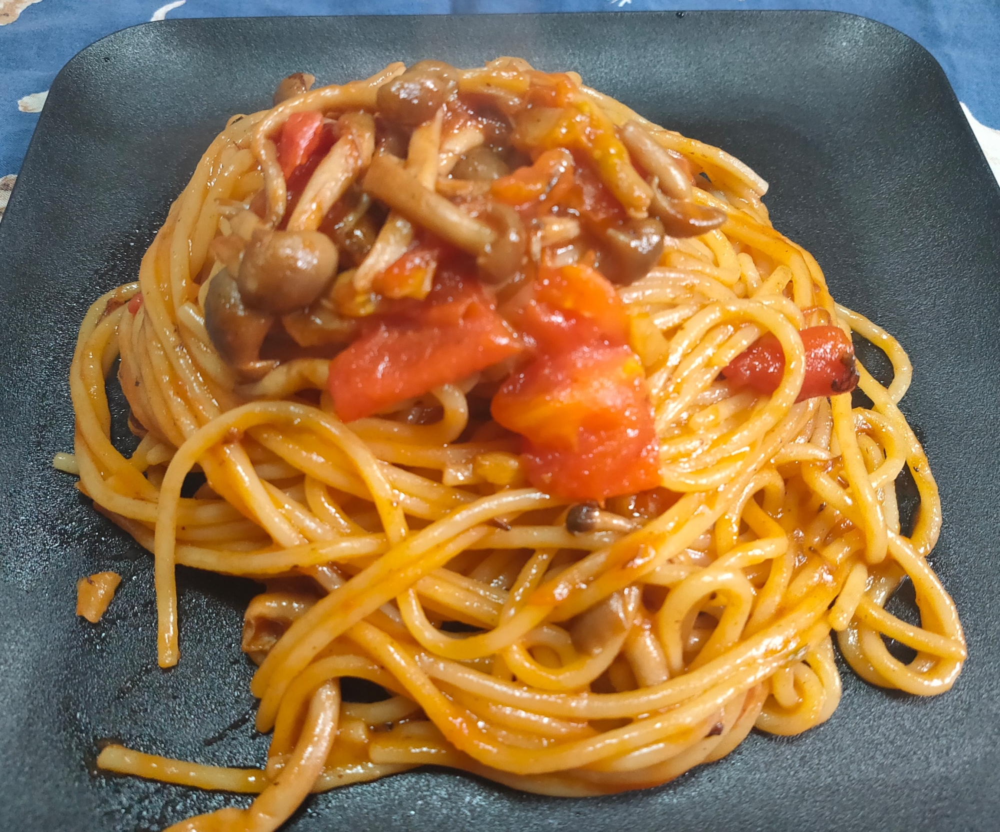 しめじとトマトのケチャップパスタ