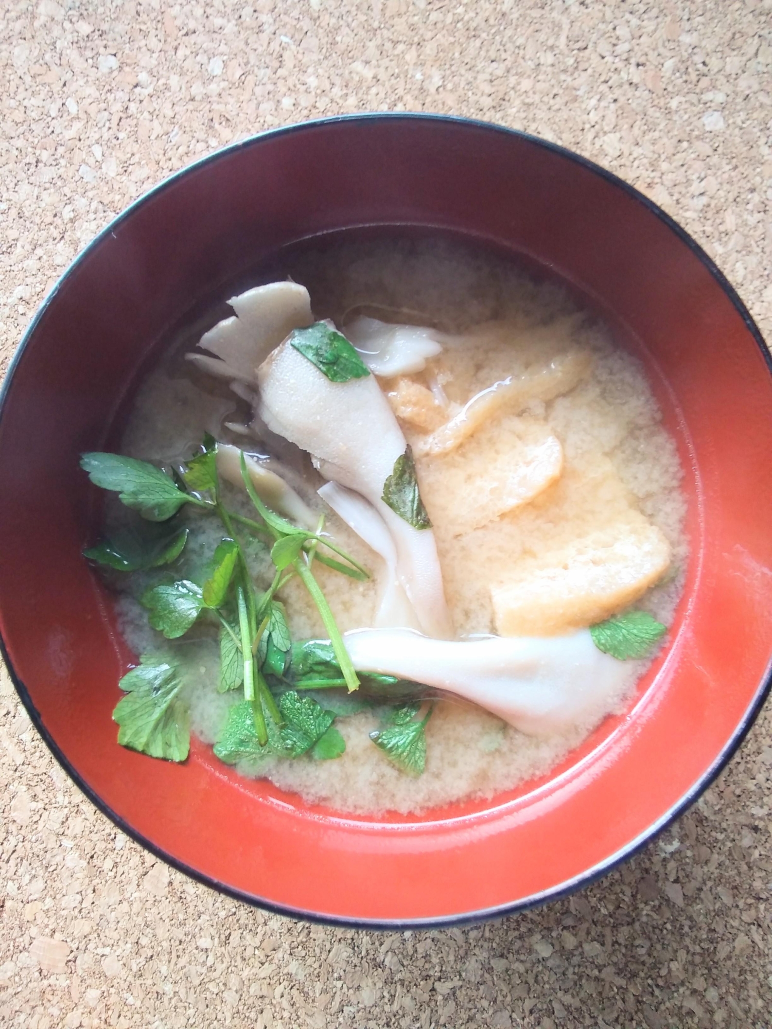 芹　セリと舞茸と油揚げのみそ汁