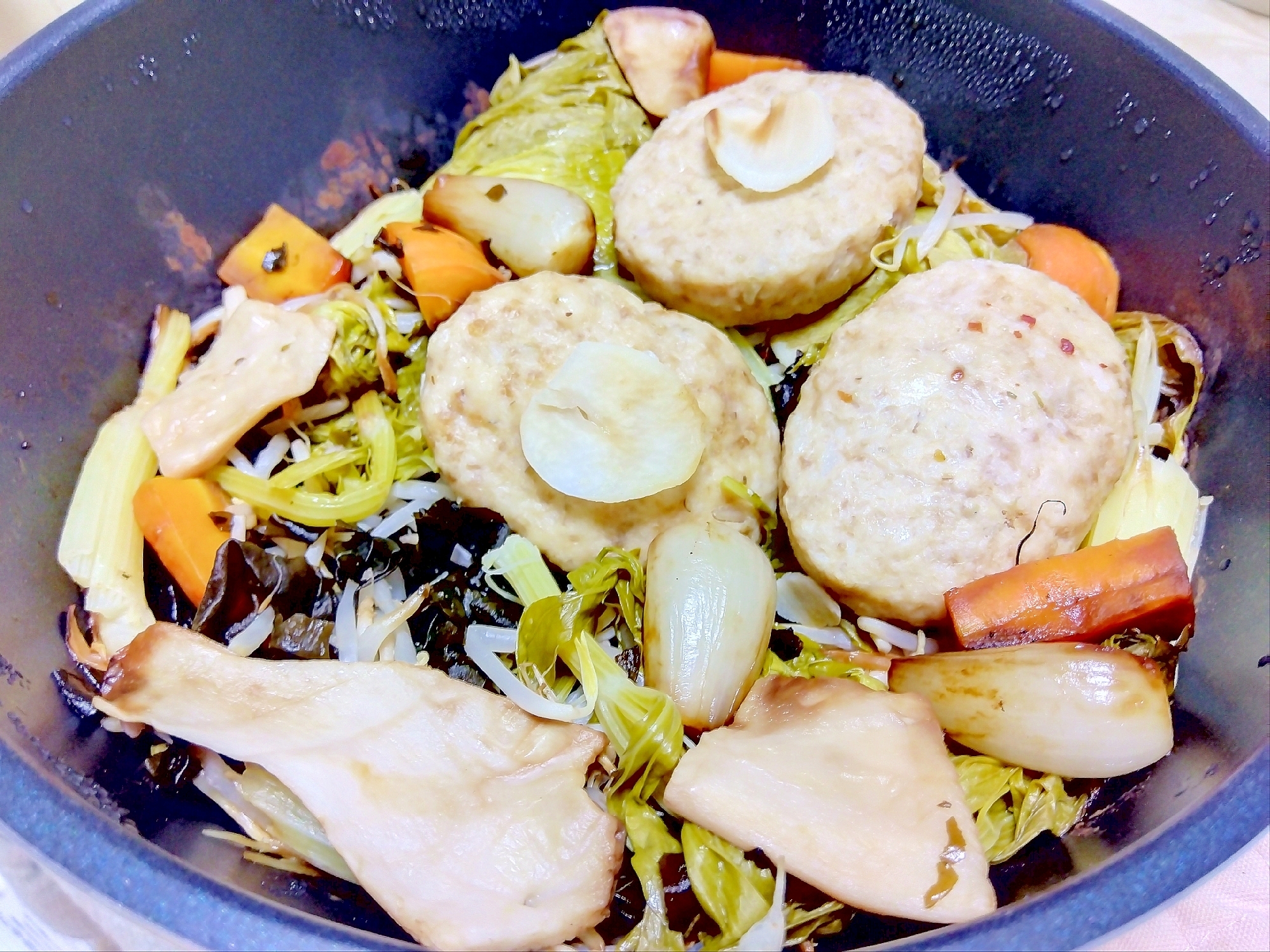 鶏つくねセロリ人参もやしワカメらっきょうエリンギ蒸