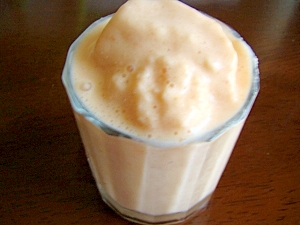 グラスに注いだキャロットフラペチーノ