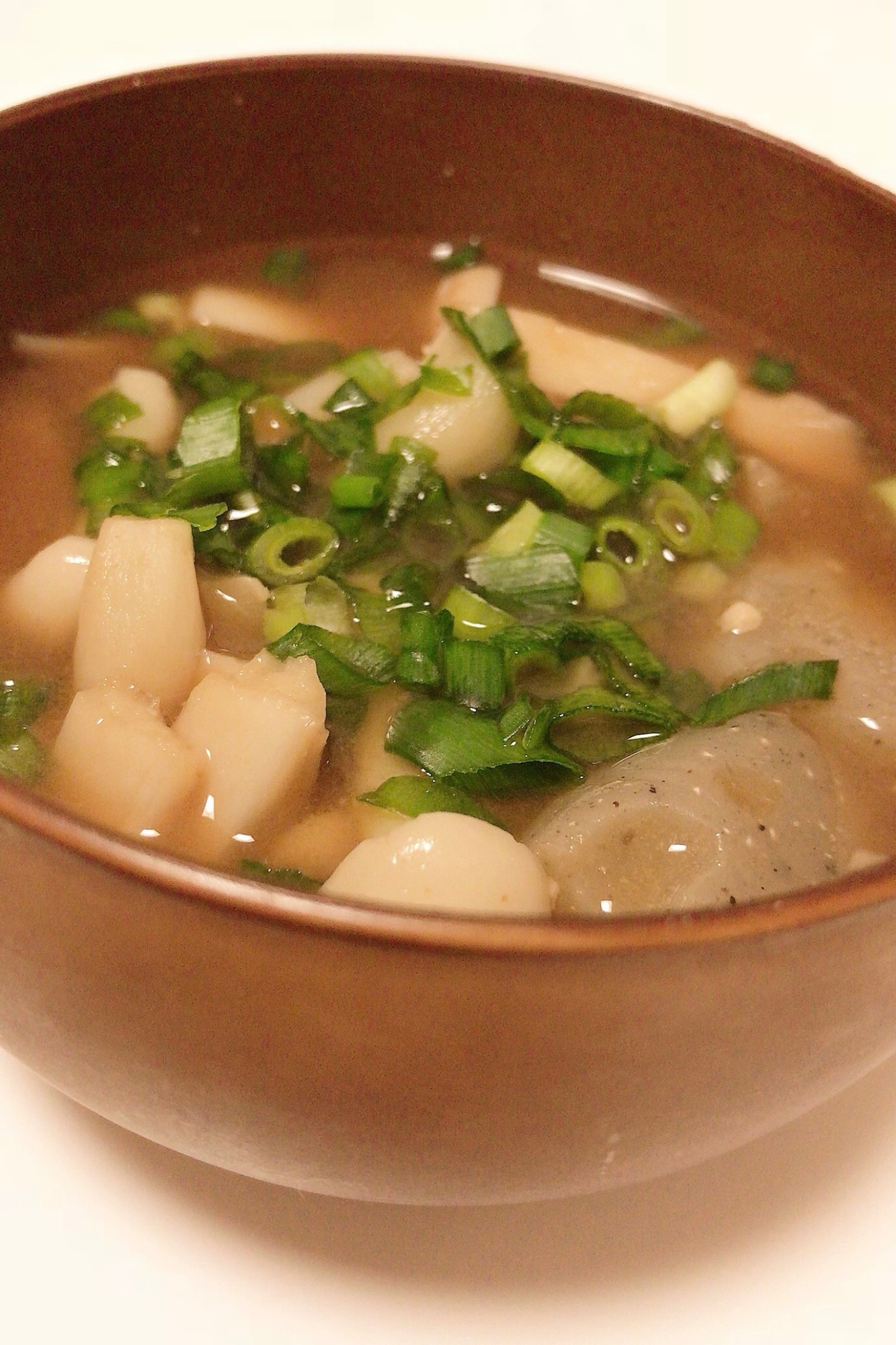 腸活に！食物繊維たっぷりきのことこんにゃくの味噌汁