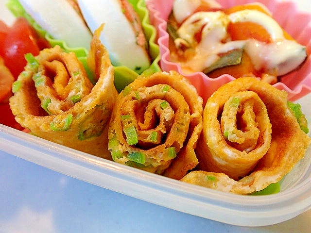 お弁当に詰められたあと巻きオクラのクルクル卵焼き