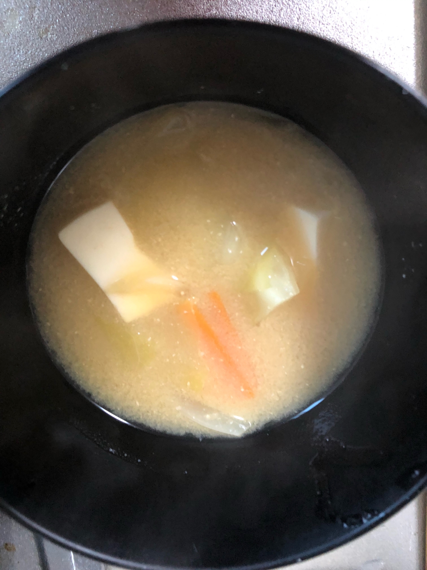 豆腐とキャベツとにんじんの味噌汁