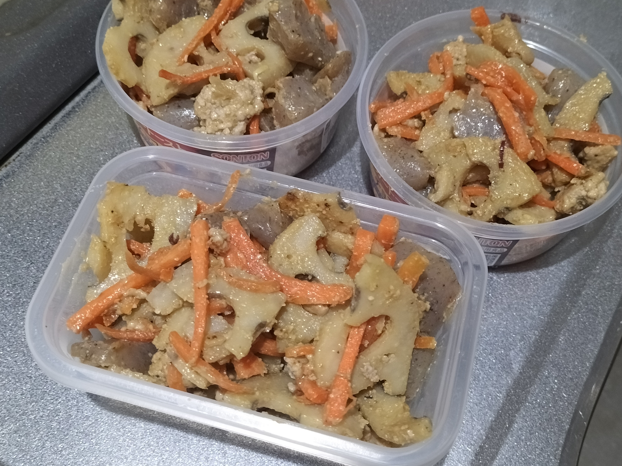 お弁当に簡単作り置き♪蓮根と蒟蒻でヘルシー味噌炒め