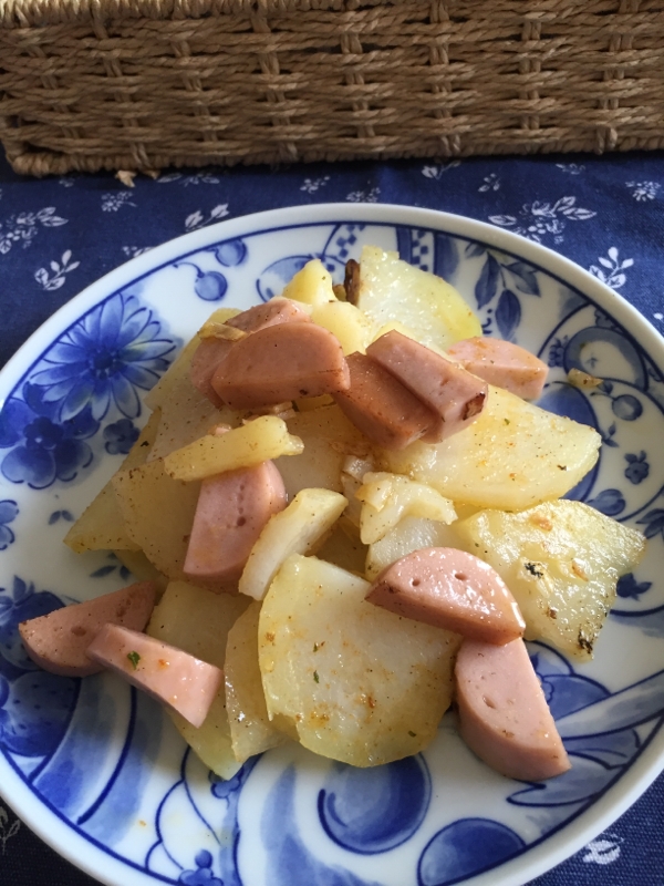 魚肉ソーセージとジャガイモのミックススパイス炒め