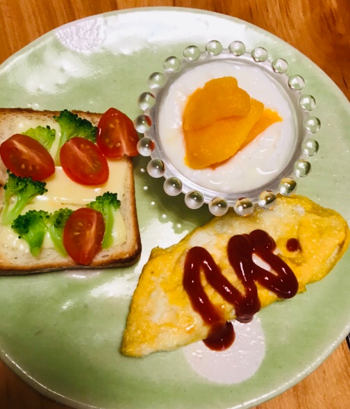 ブロコミニトマトチーズトーストの朝ごはん