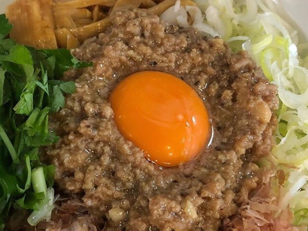 ピリ辛な肉味噌丼♡卵黄のせ