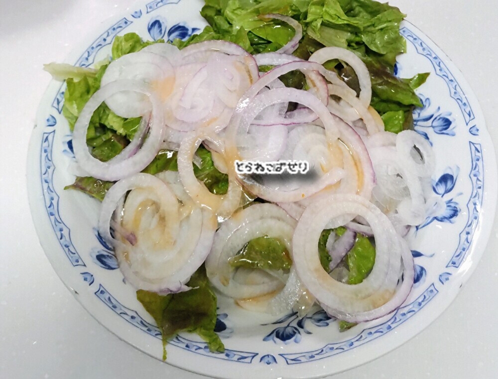 レタスと新玉ねぎのサラダ