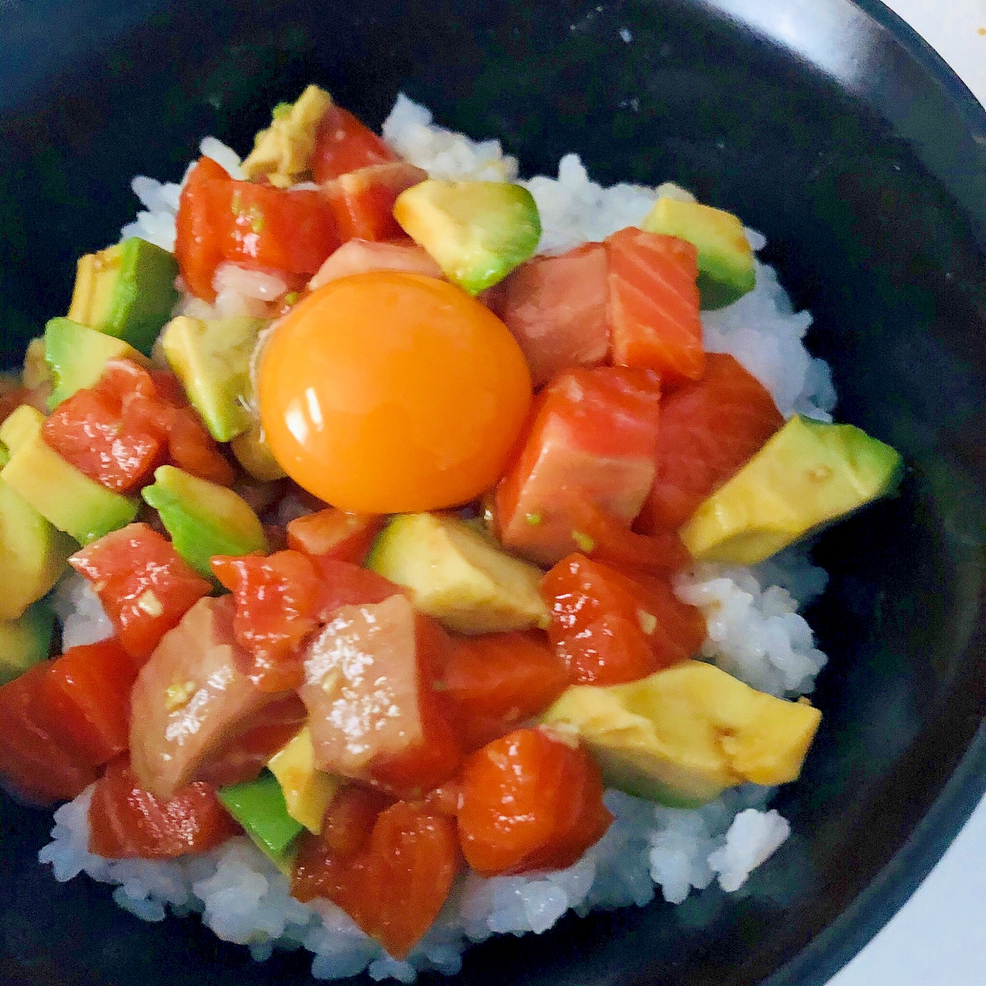 アボカドサーモン丼