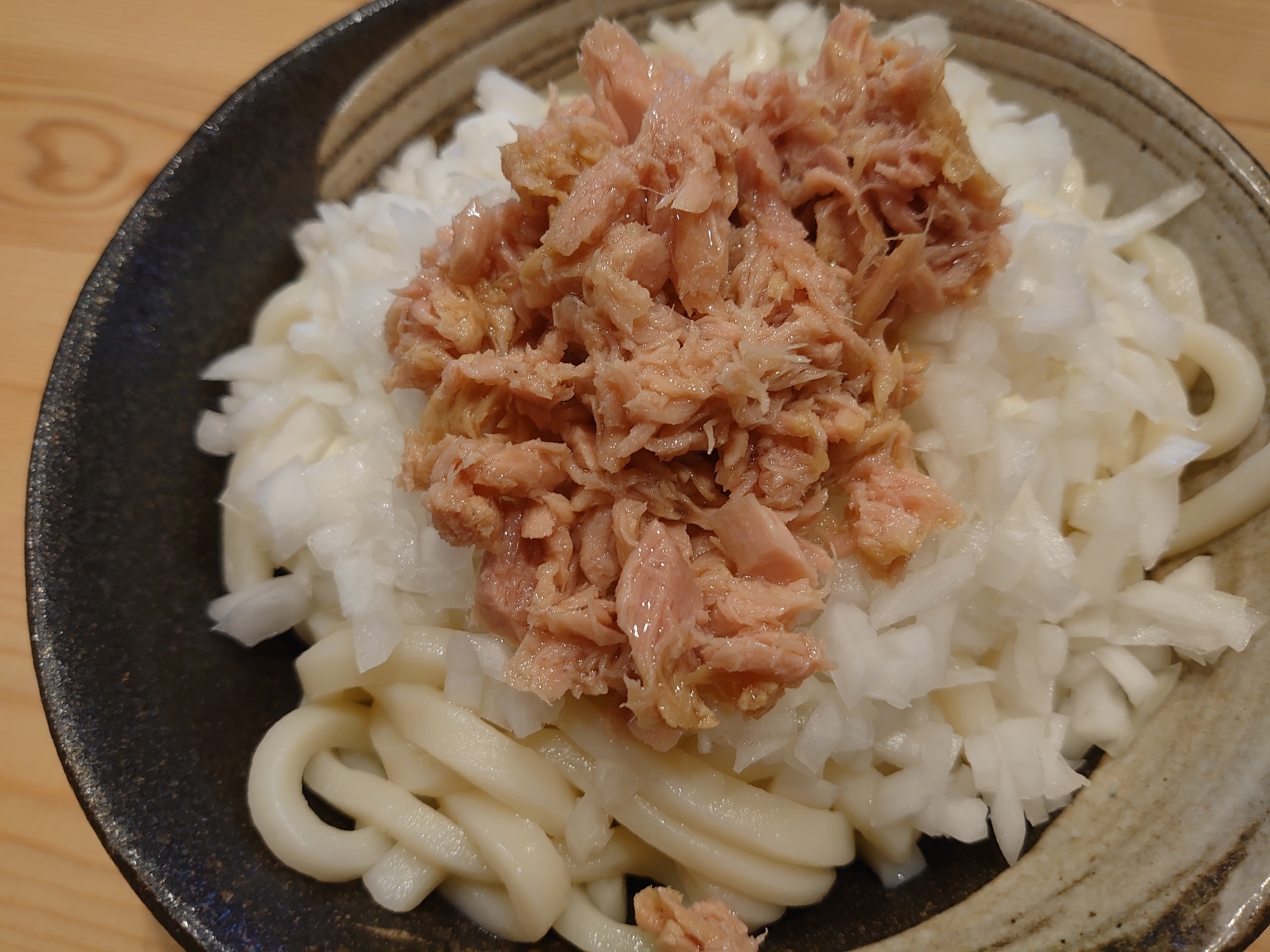 シーチキンで和えるタマネギうどん