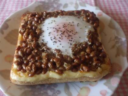 納豆トーストの目玉焼き入り