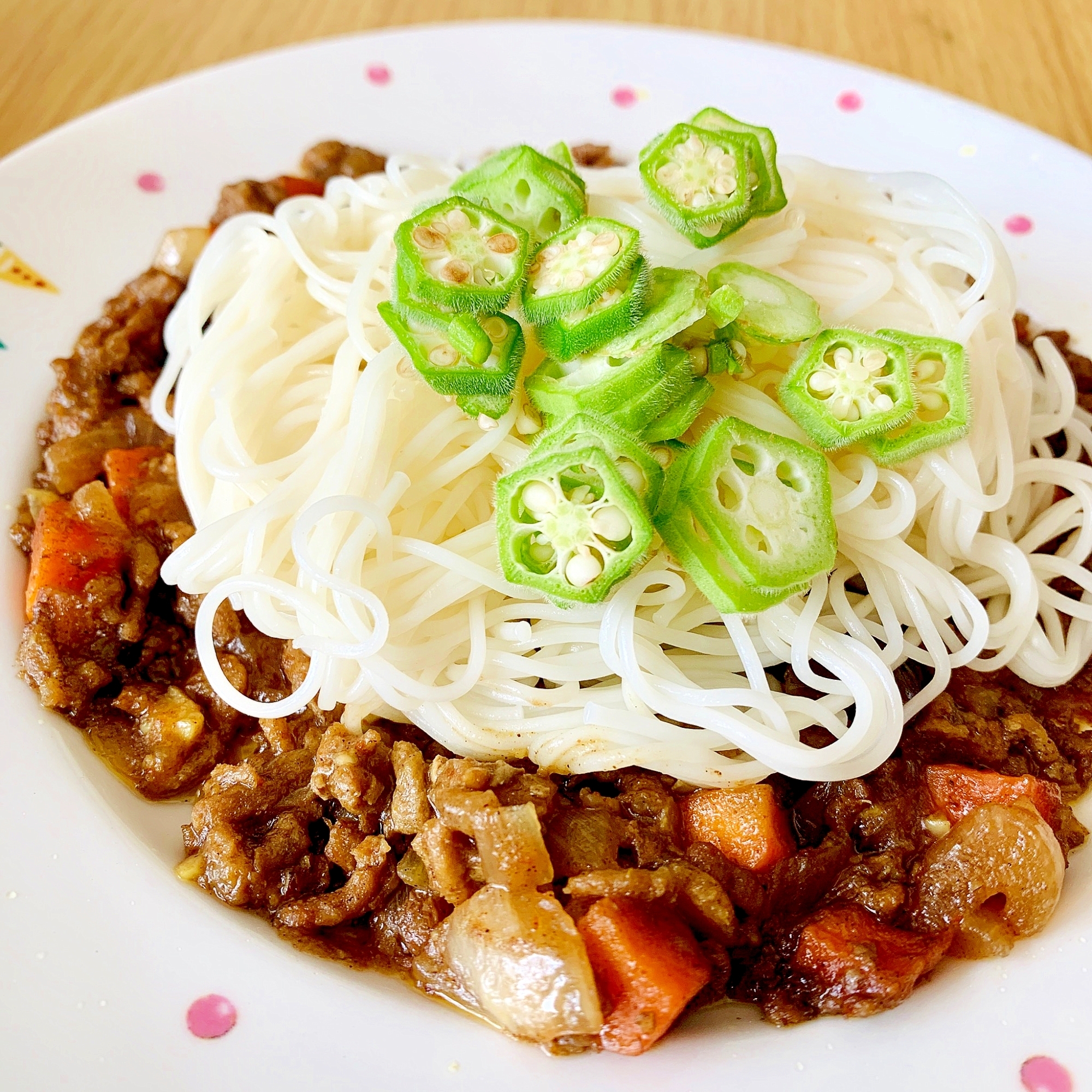 白いプレートに盛り付けたそうめんキーマカレー