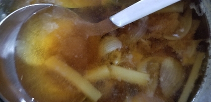 たまねぎとわかめとえのきと凍み豆腐の味噌汁