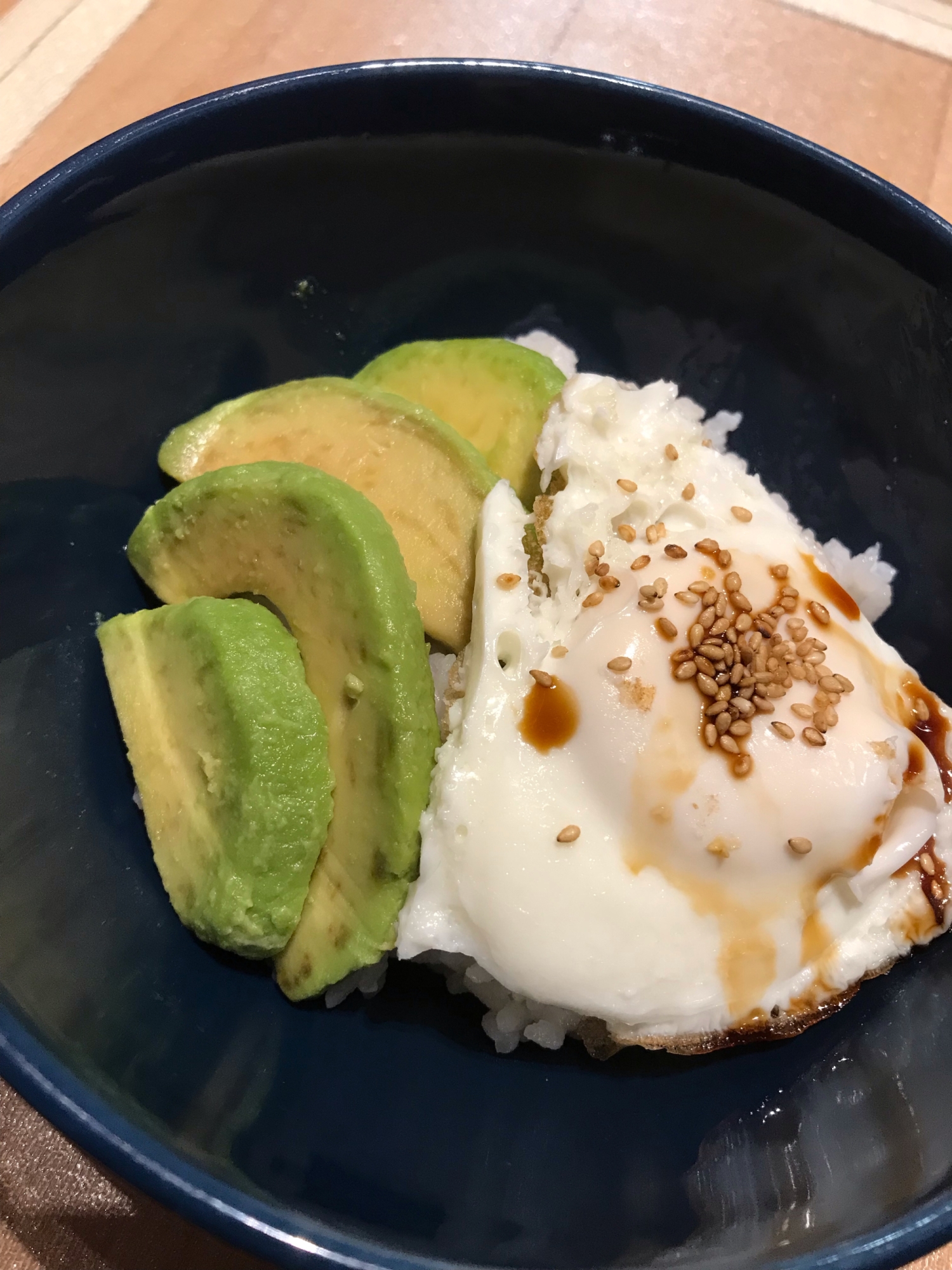 アボカドと目玉焼きの丼