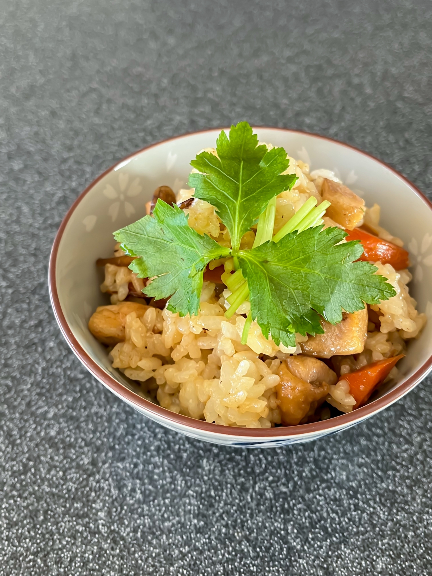 炒めて混ぜるだけ！具だくさんの鶏五目ごはん♪