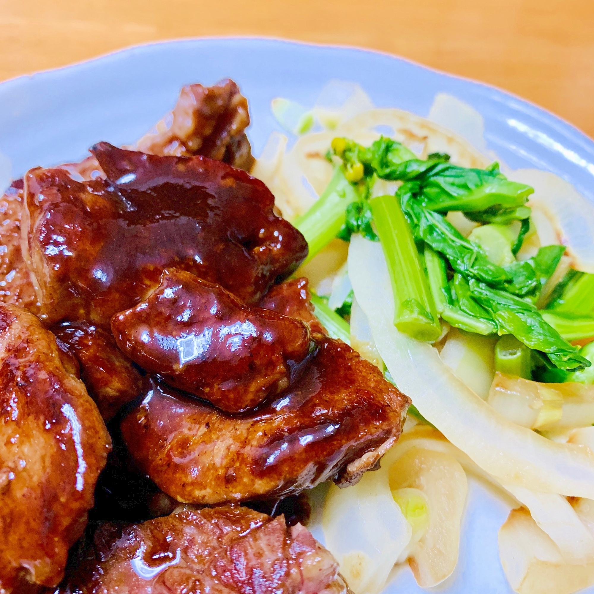 ステーキの付け合わせ♪玉ねぎと菜花の蒸し焼き♪