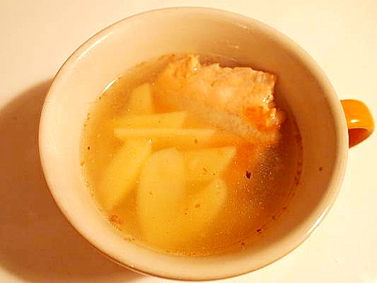 ‘素朴’鮭あらとじゃが芋で塩スープ