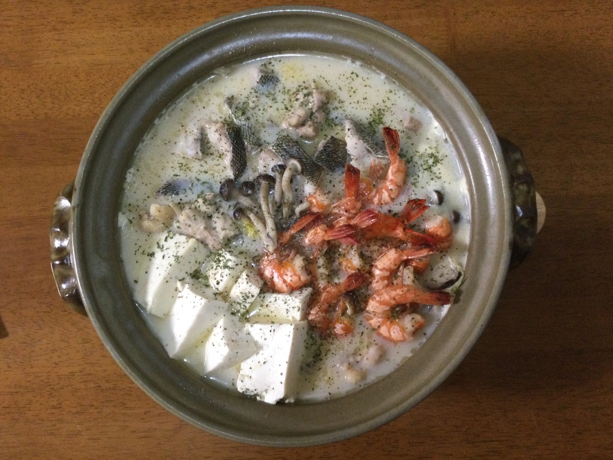 白菜と海鮮とキノコたっぷり豆乳鍋