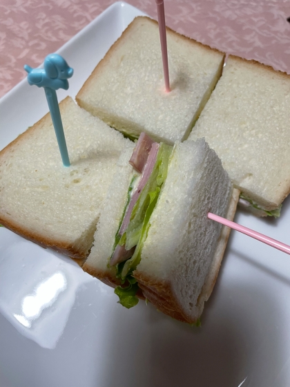 生ハムとレタスのサンドイッチ