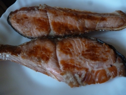(*^▽^*) 鮭はお弁当、おにぎりによく使うので、楽ちんに焼けるのはいいね！ごちそう様！