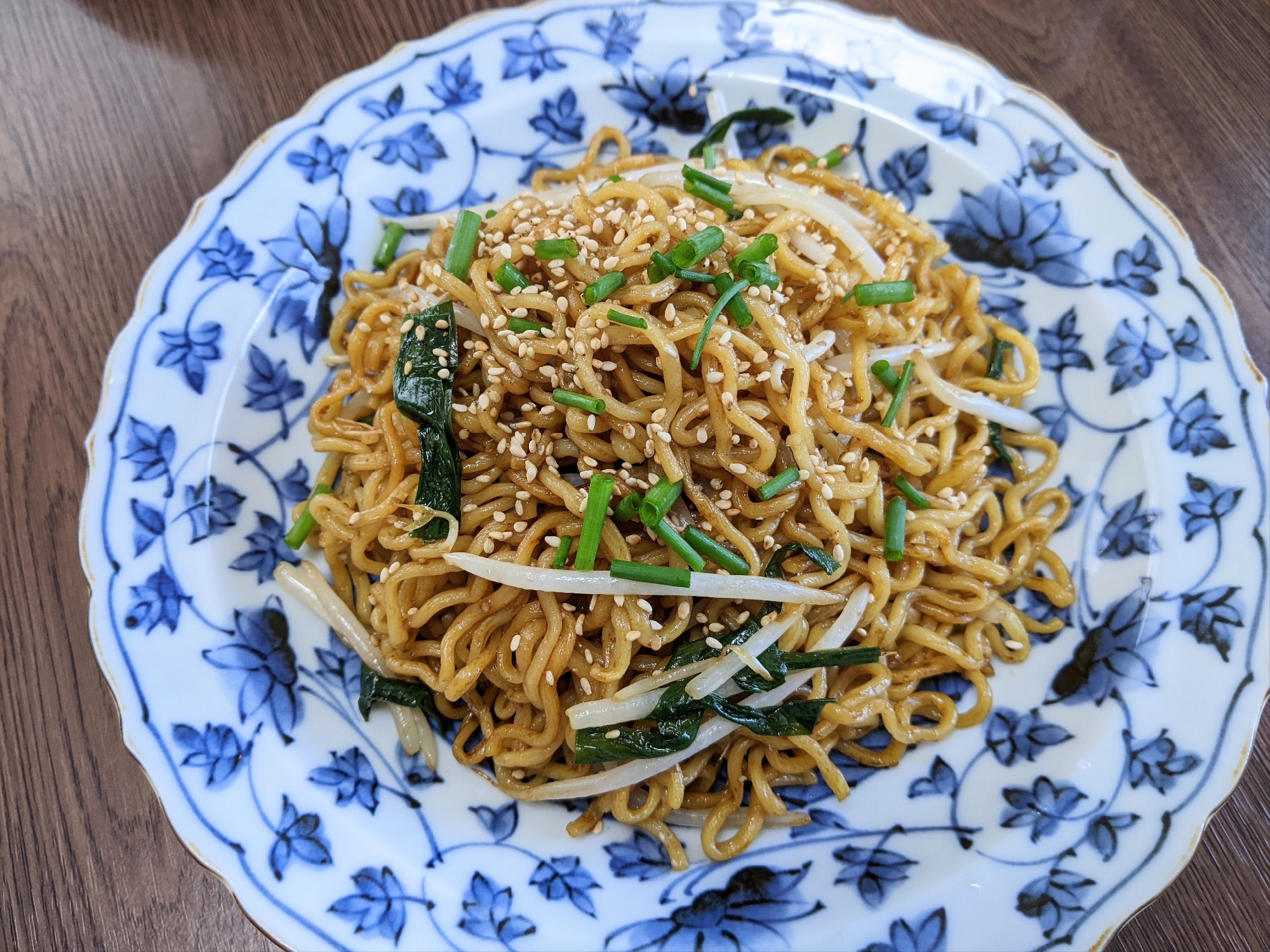 器に盛られた、もやしとニラの上海風焼きそば