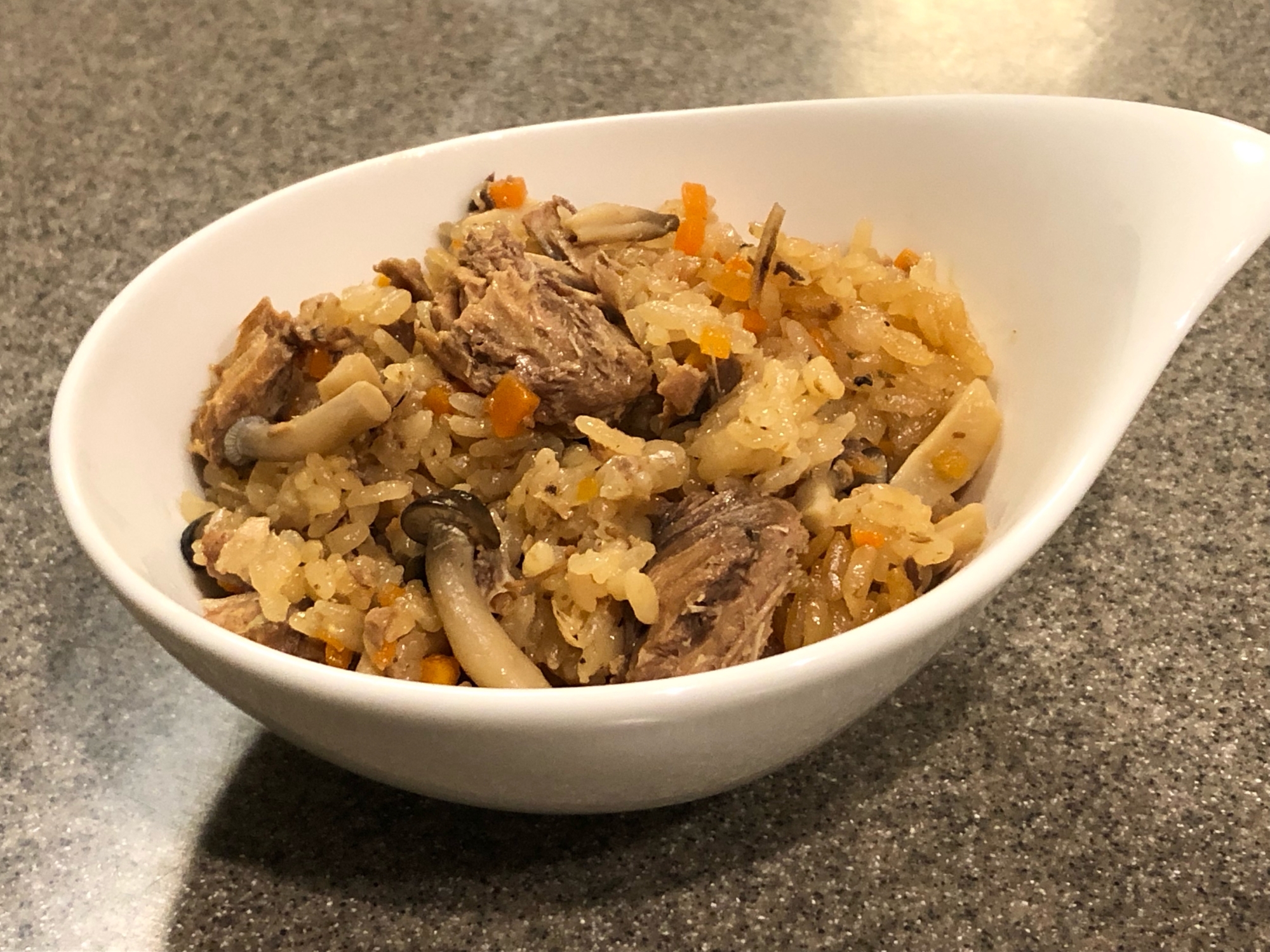 サバ醤油煮缶としめじとにんじんの炊き込みご飯