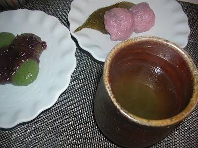 イオンでお値引きされた７０円の和菓子で今夜はおやつタイムしたよぉ～！相方はお茶なしを希望したので・・・私だけが飲んだよ！餡子なのに茶を拒むなんて！！！