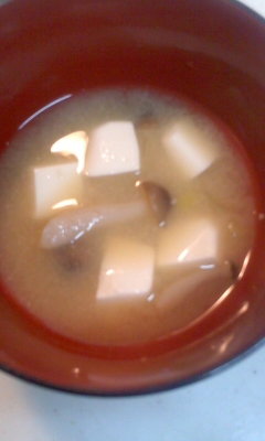 豆腐としめじのお味噌汁
