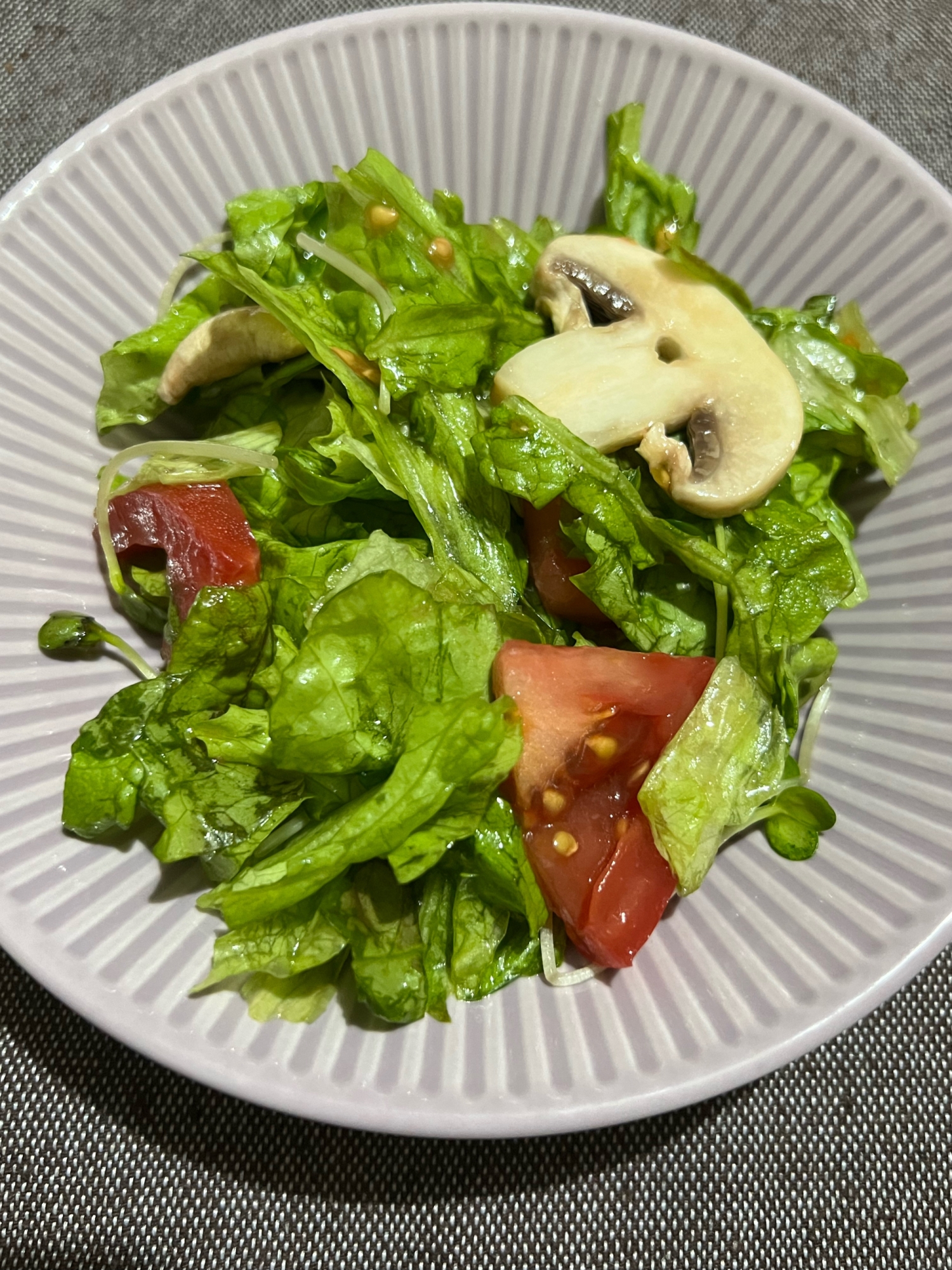 マッシュルームとトマトとサニーレタスのサラダ