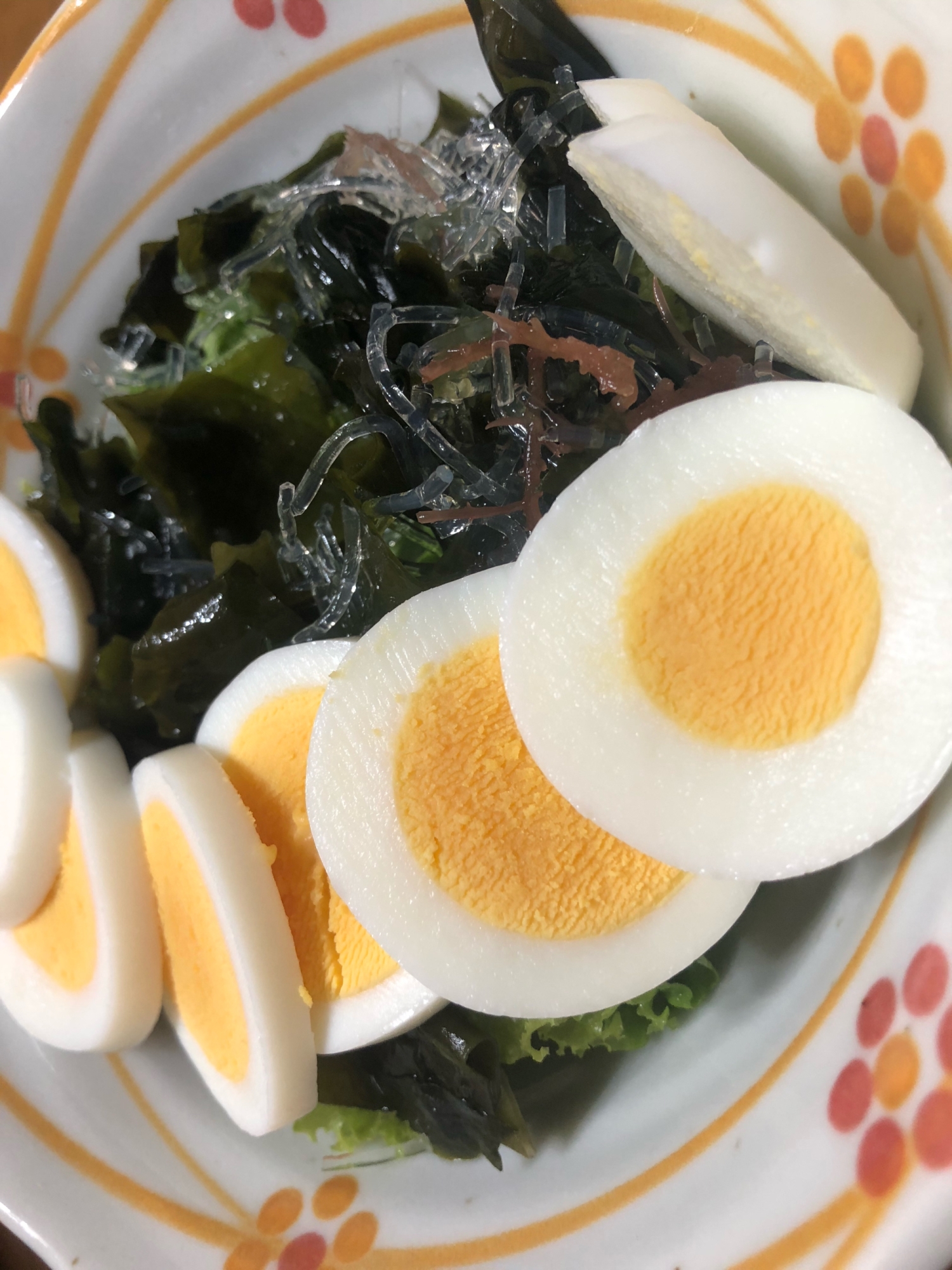 ゆで卵と海藻サラダ
