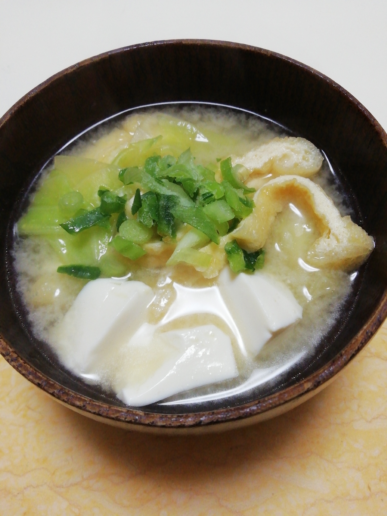 豆腐とキャベツと揚げの糀味噌汁