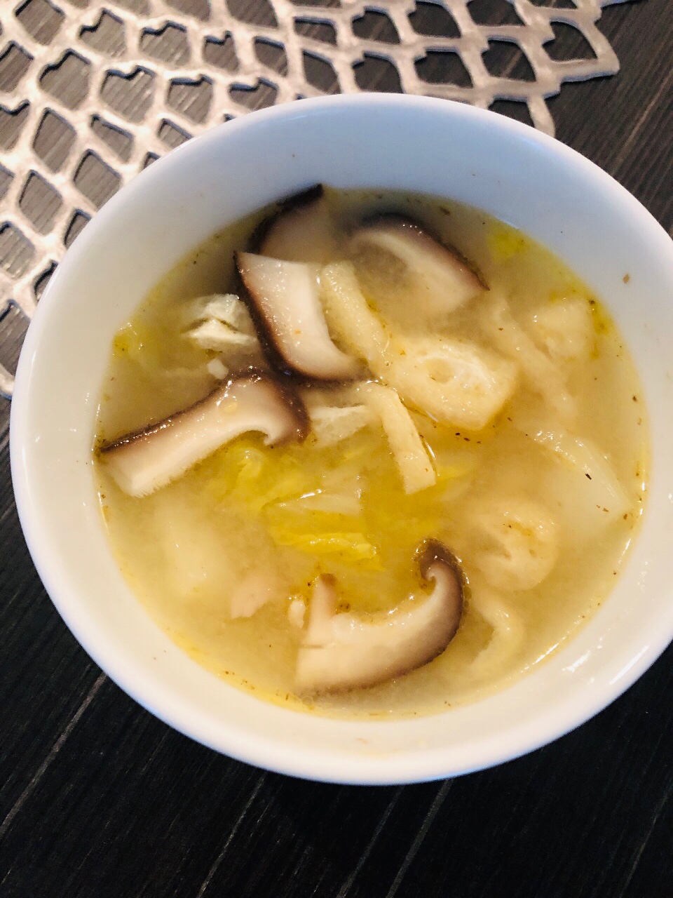 椎茸と白菜と油揚げの味噌汁