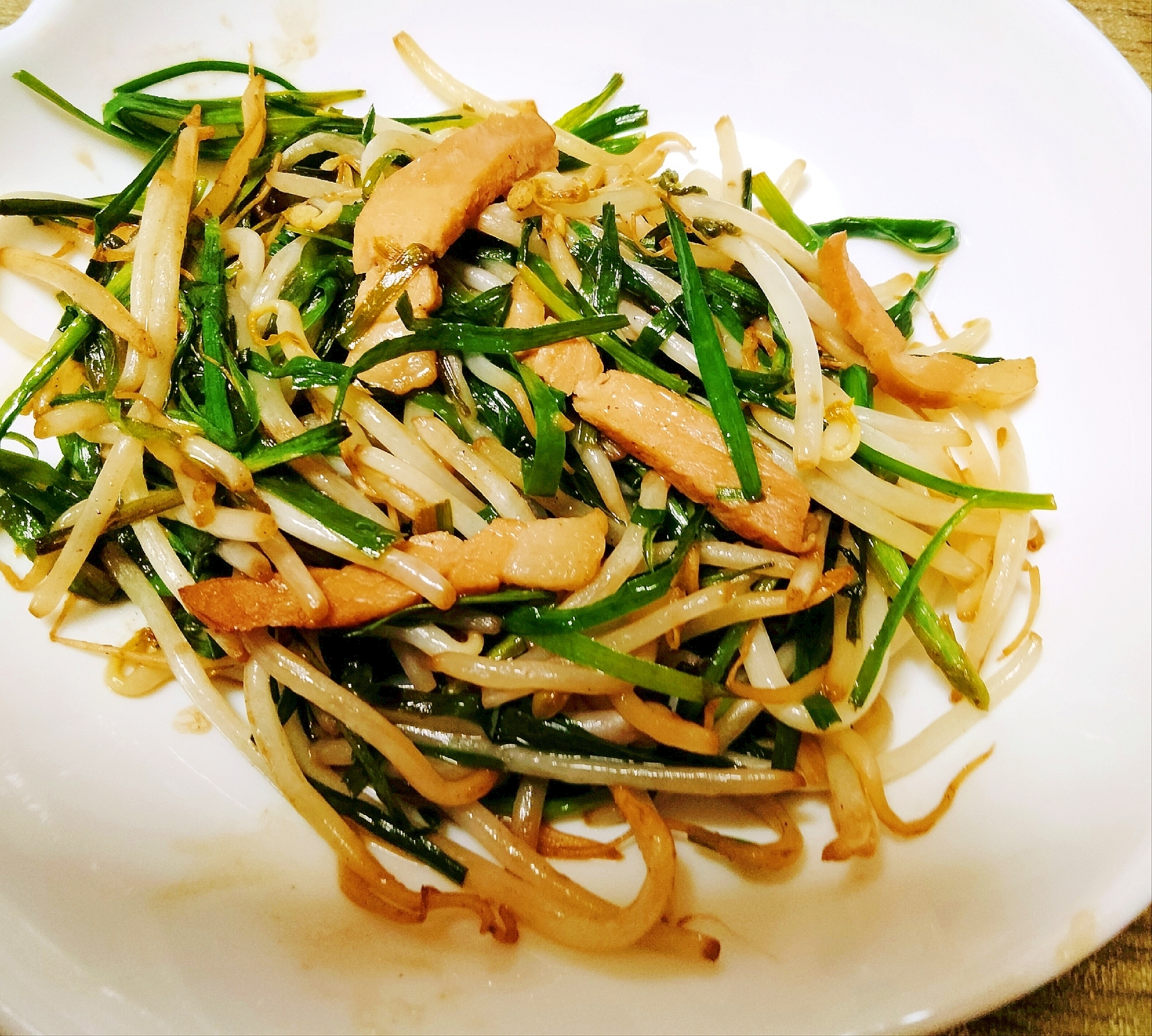 ごま油香る！モヤシとニラと叉焼のウスターソース炒め