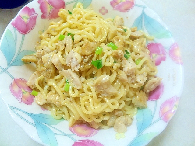 焼きそば麺で作る、チキンとチーズのパスタ風