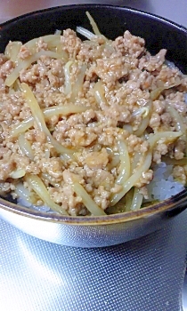 安い 節約ボリューム満点もやしと肉味噌のピリ辛丼 レシピ 作り方 By ｂｕｔｔｅｒｆｌｙｍ 楽天レシピ