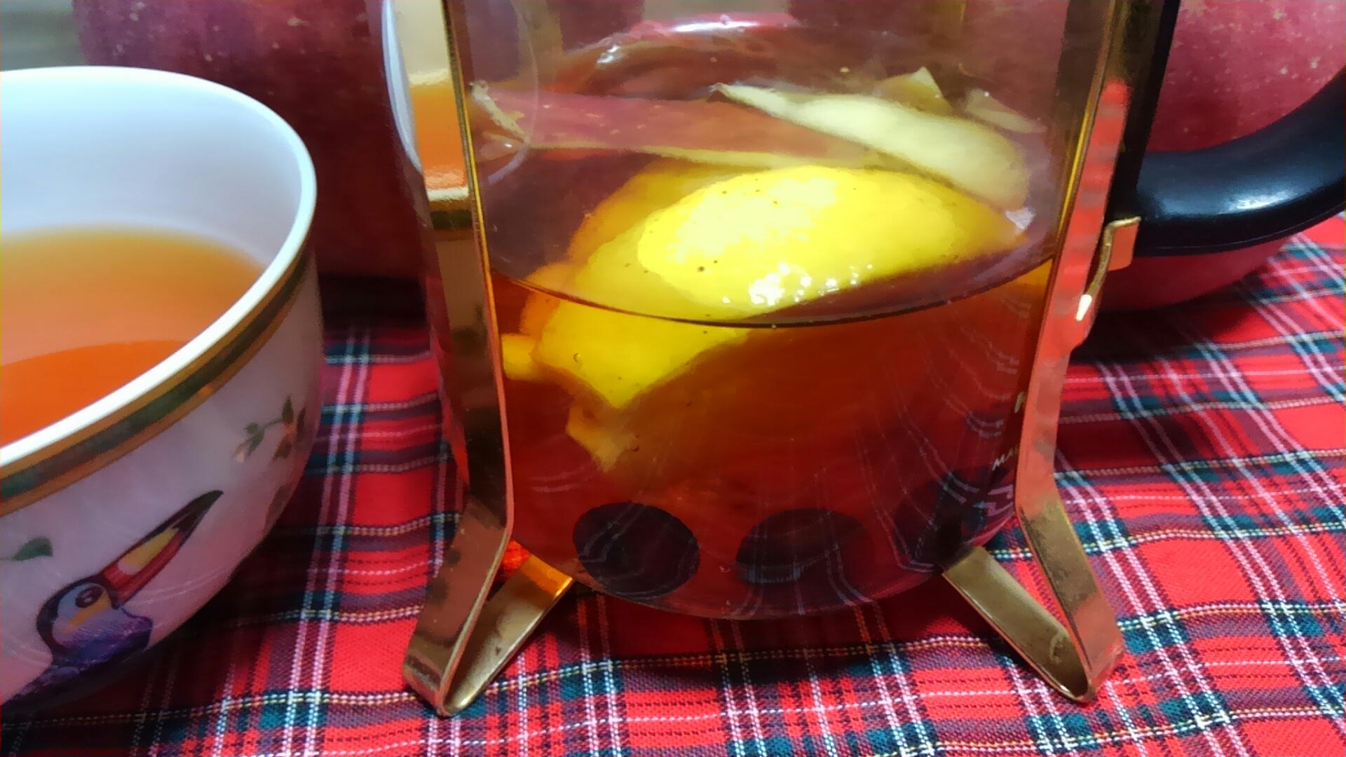 りんごの皮とブルーベリーとレモン入りハチミツ紅茶 レシピ 作り方 By ミニー7015 楽天レシピ