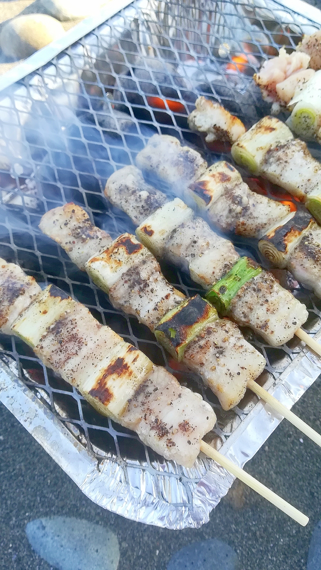 炭火で美味しい★豚バラ肉と長ネギの串焼き