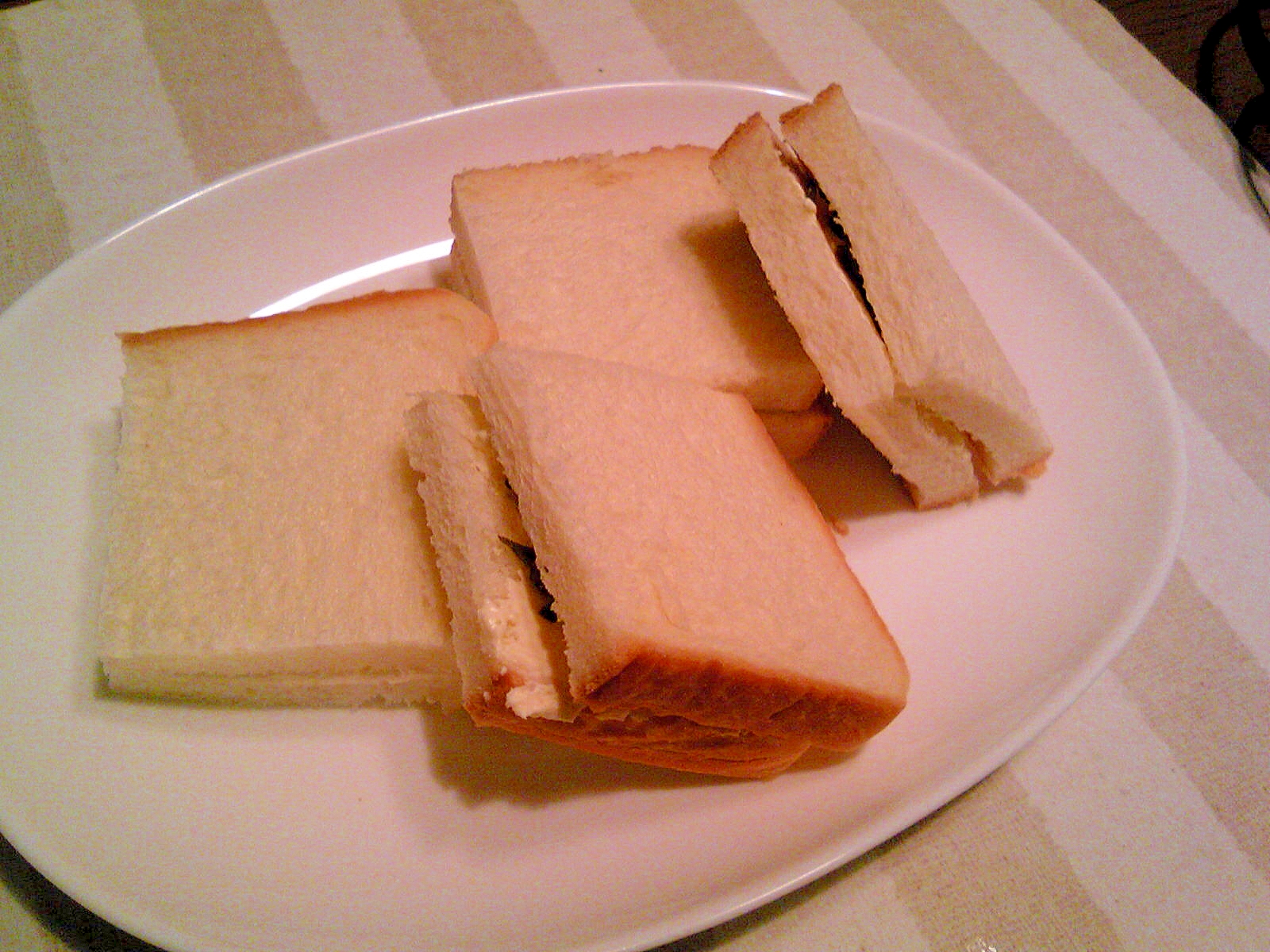 キューちゃん・クリームチーズでサンドイッチ